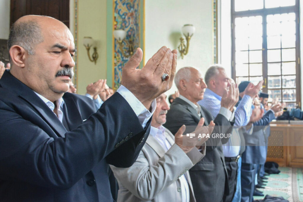 Azərbaycanda bayram namazı qılınır