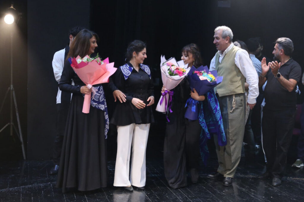Gənc Tamaşaçılar Teatrında “Solğun çiçəklər” tamaşasının premyerası olub – FOTO