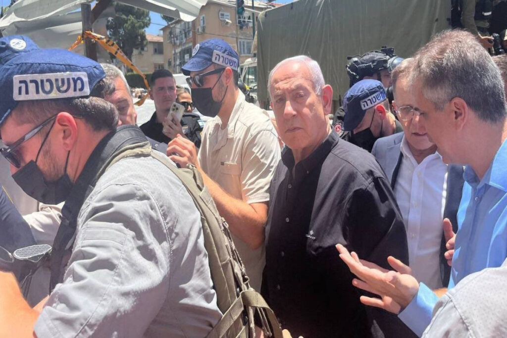 Netanyahu İranın raket zərbələri endirdiyi Bat Yam bölgəsinə baş çəkib