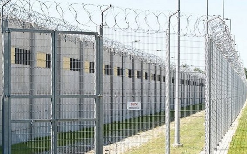 Bakıda cəzaçəkmə müəssisəsində binanın dam örtüyü uçub, xəsarət alan var