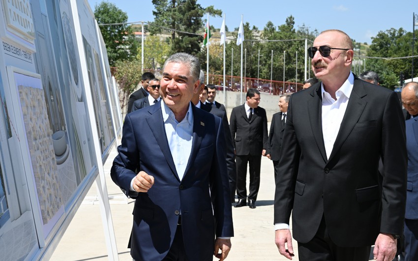 İlham Əliyev və Qurbanqulu Berdiməhəmmədov Yeni Şuşa məscidində tikinti işləri ilə tanış olublar