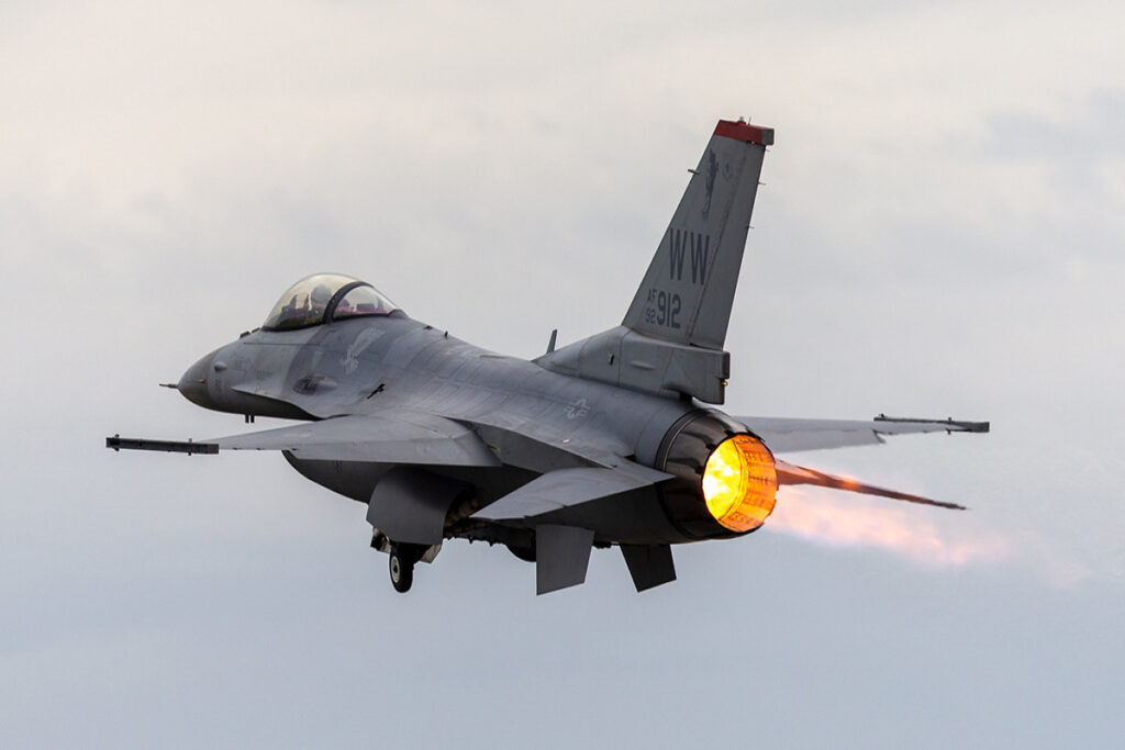 Polşada F-16 qırıcı təyyarəsi qəzaya uğrayıb, pilot ölüb