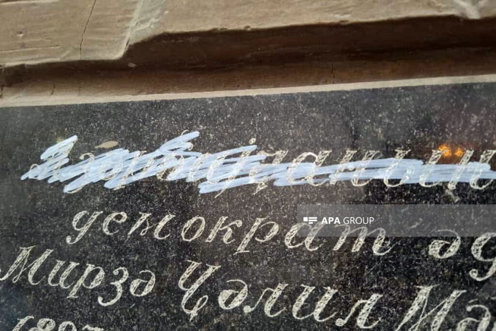Mirzə Cəlilin Tbilisidəki barelyefində “Azərbaycan” yazısı silinib, səfirlik məsələni nəzarətə götürüb – FOTO