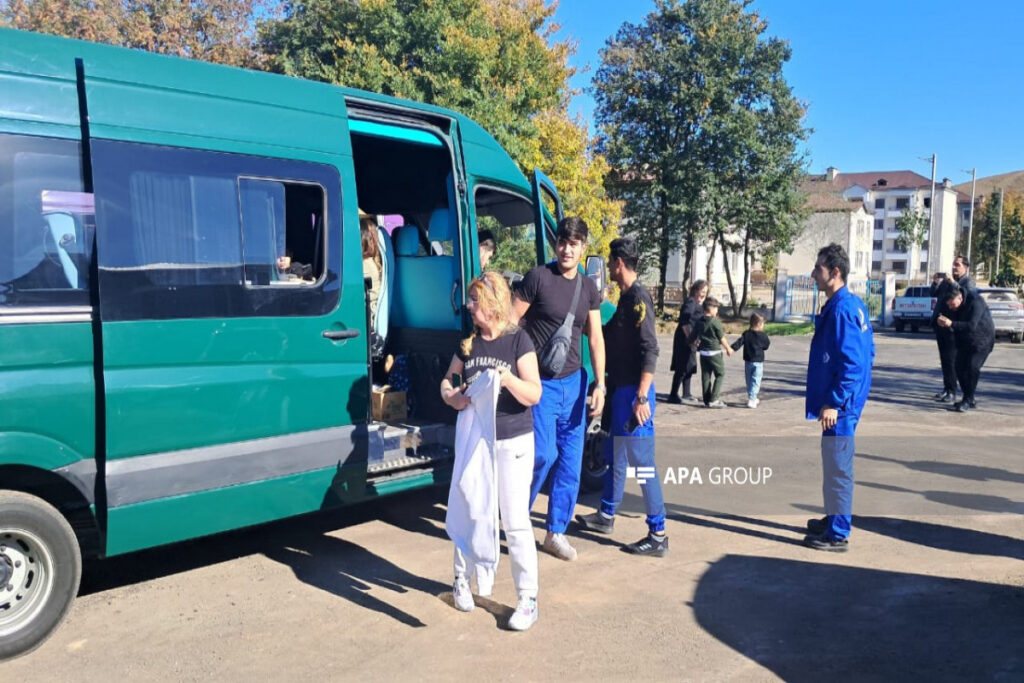 Növbəti köç karvanı Xocavəndin Qırmızı Bazar qəsəbəsinə çatıb, açarlar təqdim olunub – FOTO – YENİLƏNİB