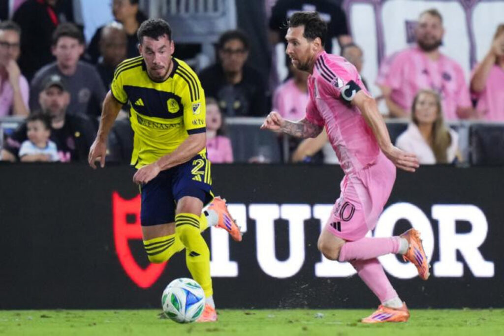 Messi futbol tarixində 400 qol ötürməsi edən ilk oyunçu olub