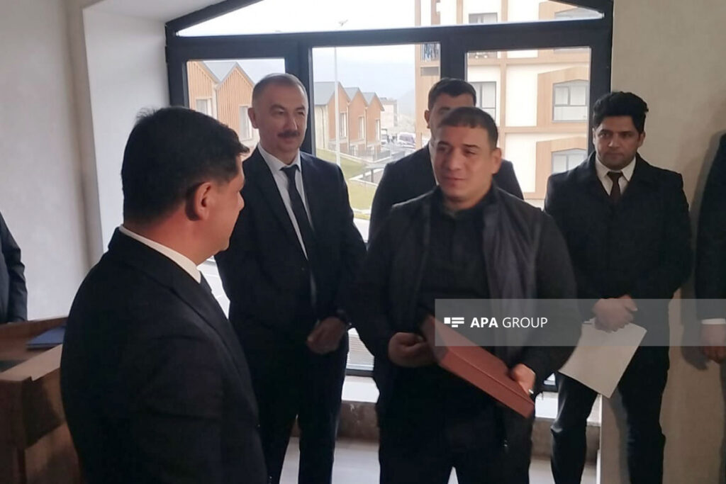 Növbəti köç karvanı Kəlbəcər şəhərinə çatıb, açarlar təqdim olunub – FOTO – VİDEO – YENİLƏNİB-1