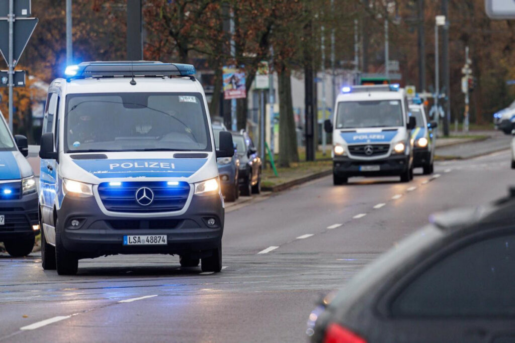 Almaniyada avtomobilin dayanacağa çırpılması nəticəsində bir neçə nəfər xəsarət alıb
