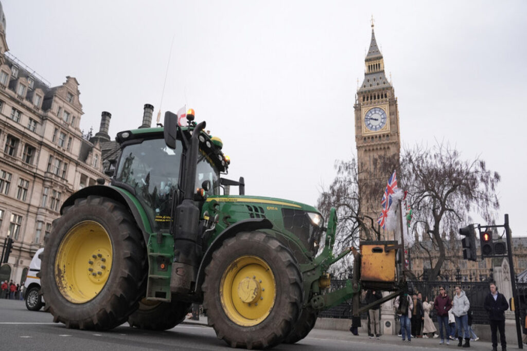 Britaniya hökuməti etirazlardan sonra fermerlər üçün vergi qaydalarını yumşaldıb