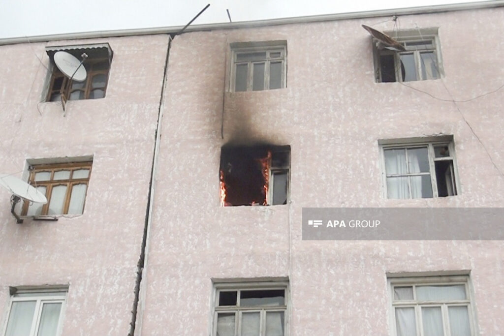 Sumqayıtda yaşayış binasında yanğın olub, 9 nəfər təxliyə edilib