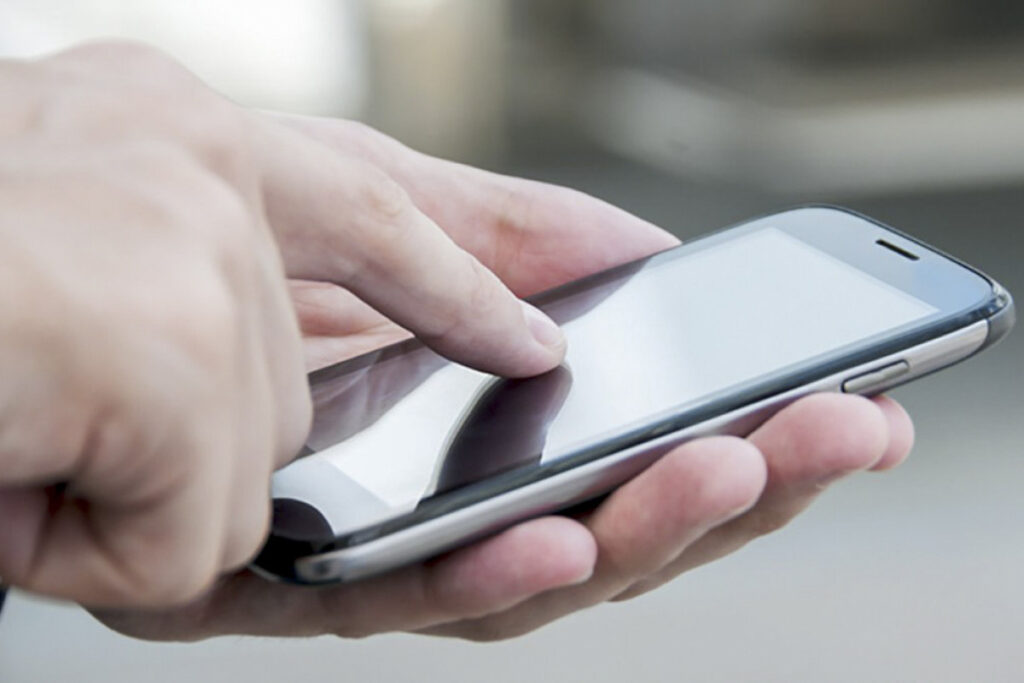 Azərbaycana gətirilən 1 ədəddən artıq mobil telefonların qeydiyyatı üçün 100 manat rüsum alınacaq