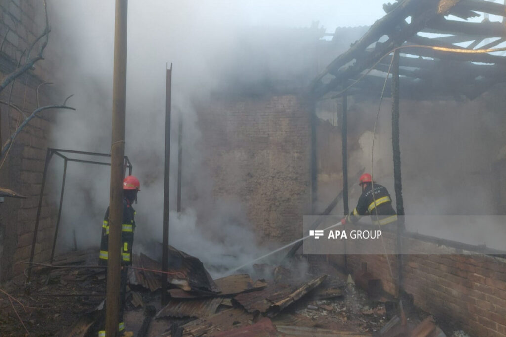 Gəncədə bir-birinə bitişik üç evdə yanğın söndürülüb- FOTO – YENİLƏNİB