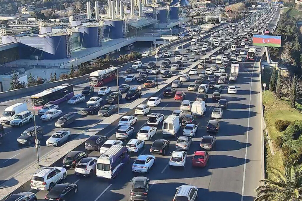 Bakıda sıxlıq müşahidə olunan yollar açıqlanıb – YENİLƏNİB-1