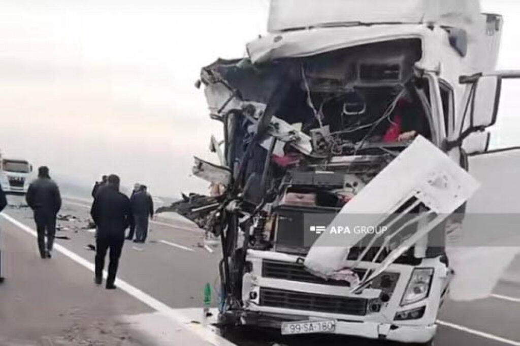 Tovuzda yük avtomobilləri toqquşub, sürücülər xəsarət alıb