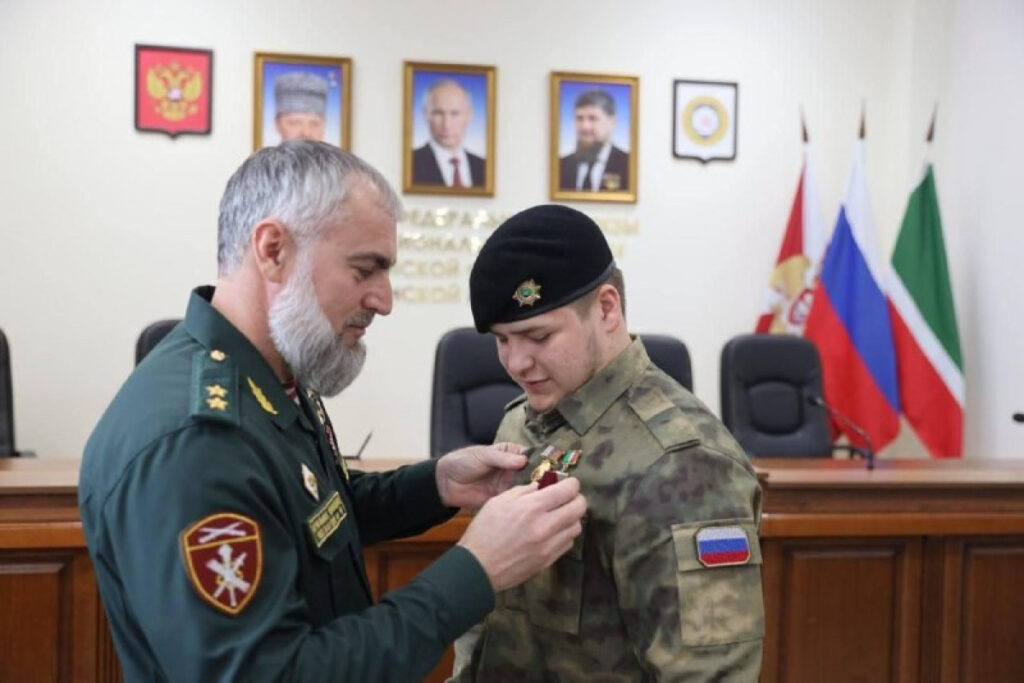Ramzan Kadırovun oğlu avtomobil qəzasından sonra medalla təltif edilib