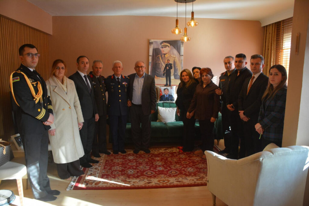 Azərbaycan nümayəndə heyəti C-130 təyyarəsində şəhid olan hərbçi Berkay Karacanın ailəsi ziyarət edib