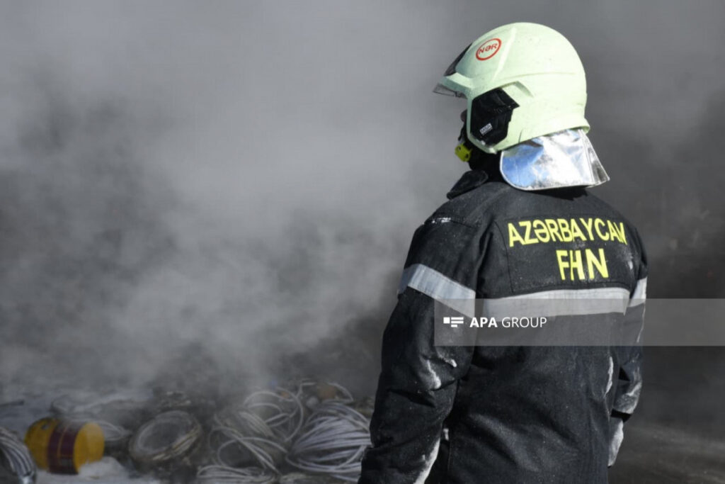 Ziya Bünyadov prospektində boya mağazasında yanğının yayılmasının qarşısı alınıb- FOTO – YENİLƏNİB-6 – VİDEO