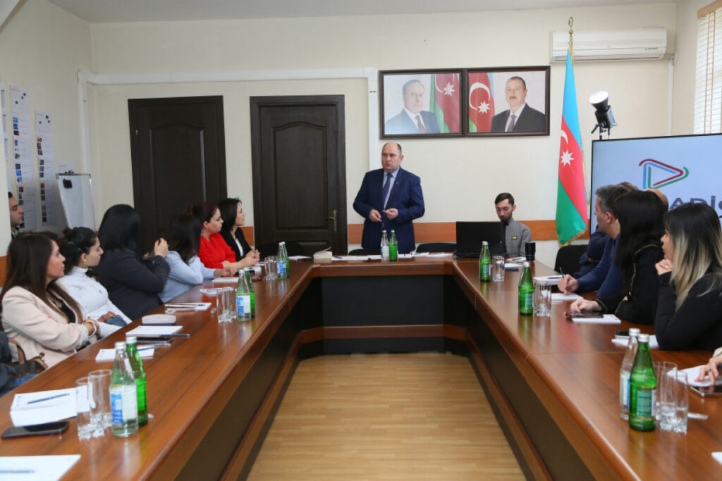 “Mediada Azərbaycan dili” mövzusunda növbəti təlim keçirilib