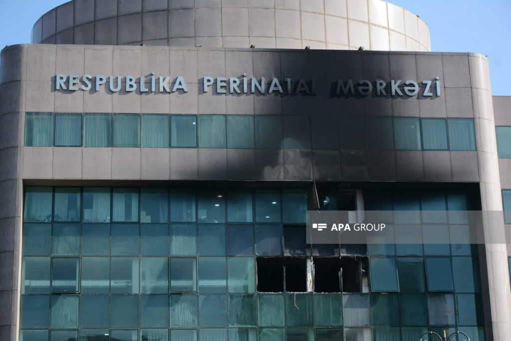 Həkimlər vəziyyəti ağır olan körpələrə baxmayıb – Perinatal Mərkəzdə 7 körpənin öldüyü yanğınla bağlı məhkəmə