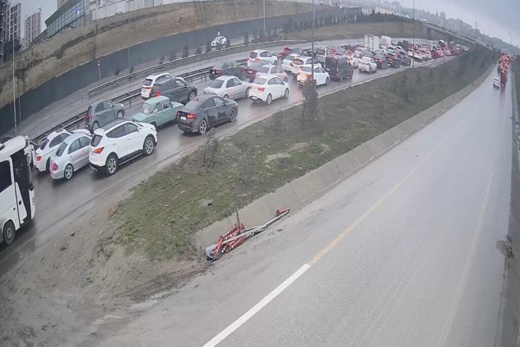 “Lökbatan” dairəsi istiqamətində baş verən qəza sıxlığa səbəb olub