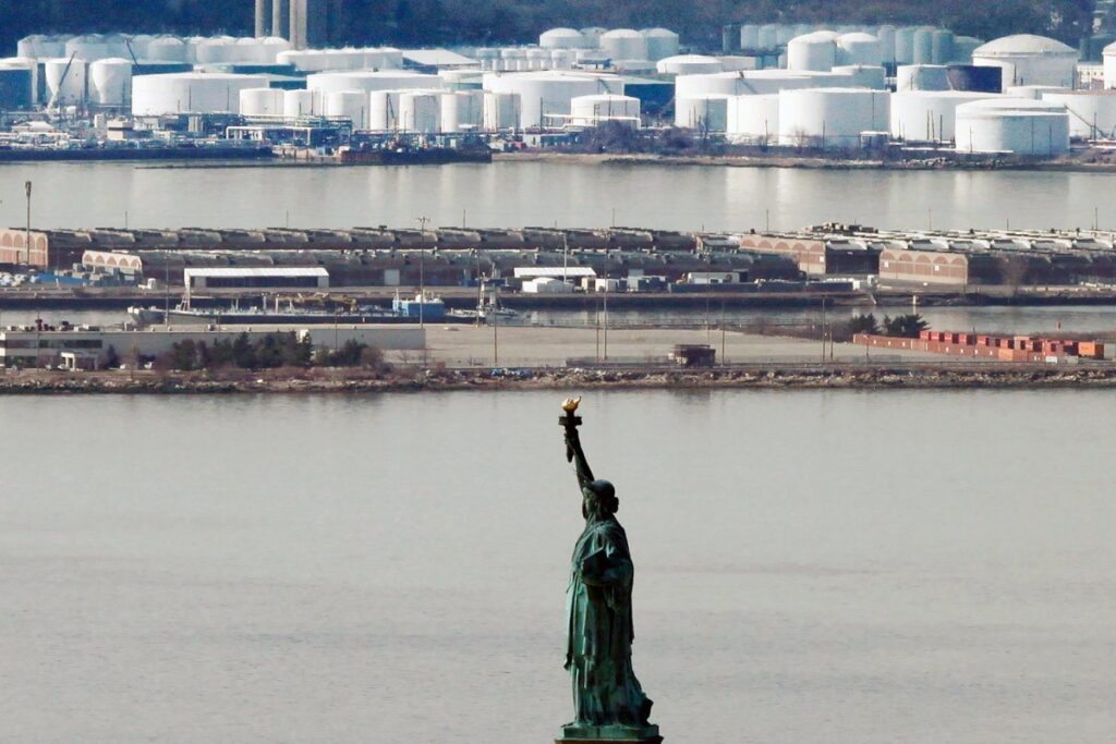 ABŞ-ın kommersiya neft ehtiyatları 428 mln. bareli ötüb