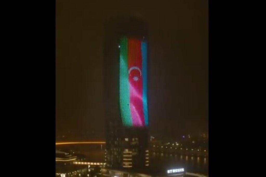 Belqradın mərkəzindəki binada Azərbaycan bayrağı əks olunub