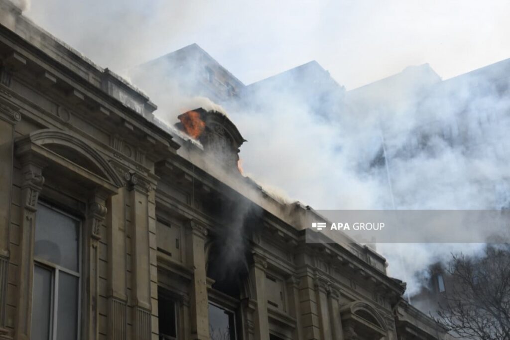 Bakının mərkəzində binada yanğın başlayıb, xəsarət alan var – FOTO – VİDEO – YENİLƏNİB