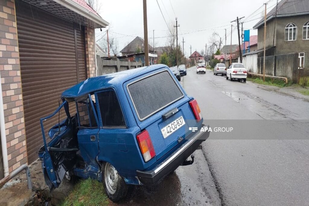 Lənkəranda idarəetməni itirən avtomobil qaz borusuna çırpılıb, xəsarət alan var – FOTOLENT