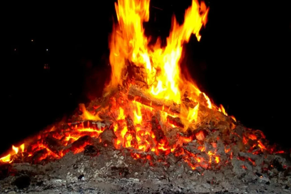 Sumqayıtda tonqal yandırılan zaman partlayış baş verib, 8-i uşaq olmaqla, 10 nəfər xəsarət alıb