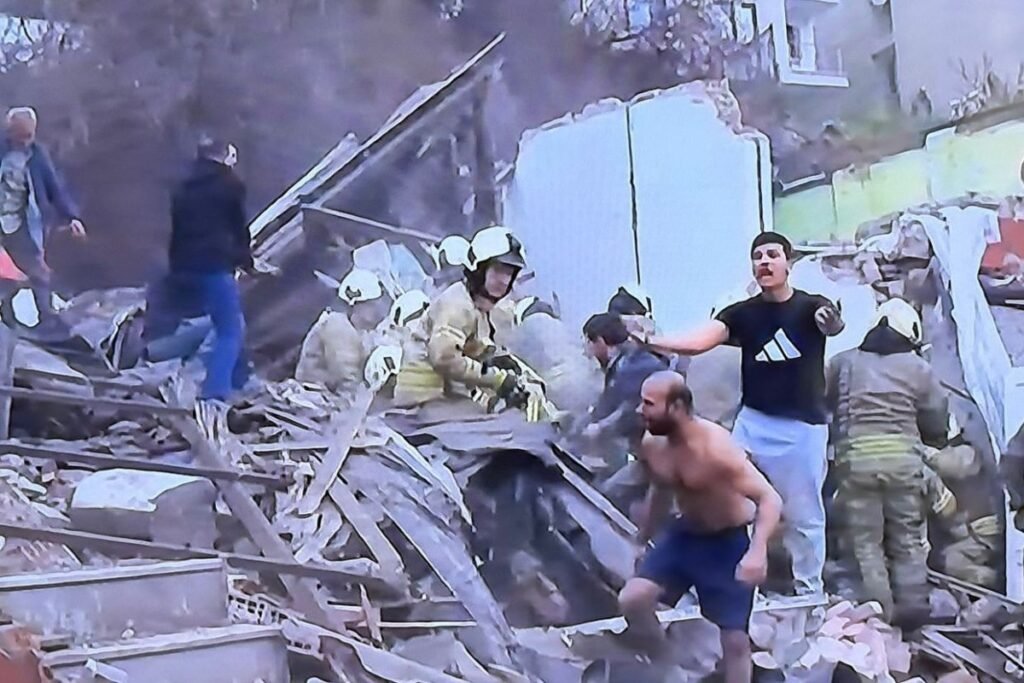 İstanbulda yaşayış binası uçub, yaralılar var – YENİLƏNİB