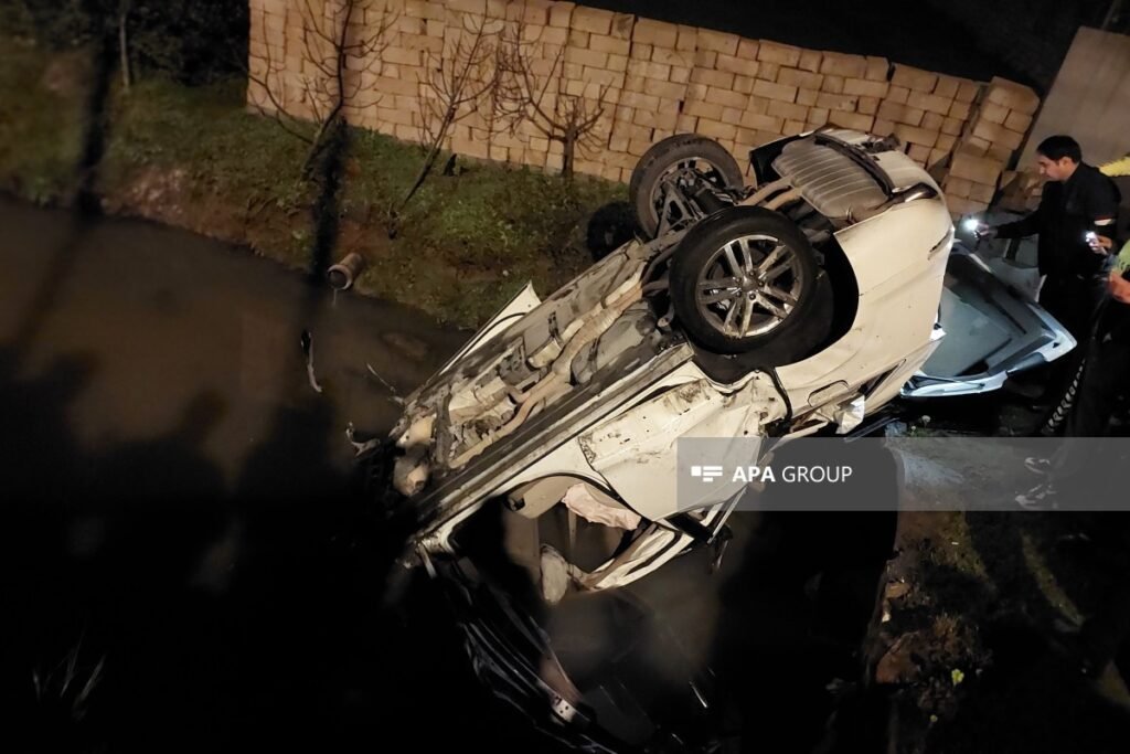 Lənkəranda avtomobil kanala aşıb, xəsarət alanlar var