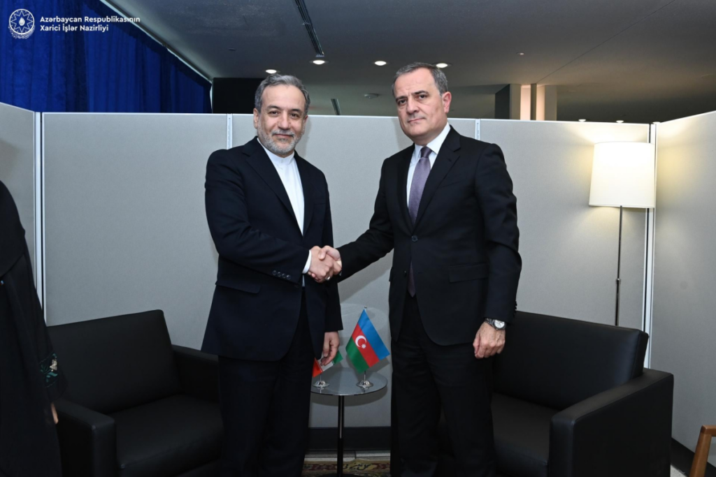 Ceyhun Bayramov Abbas Əraqçi ilə regional vəziyyəti müzakirə edib