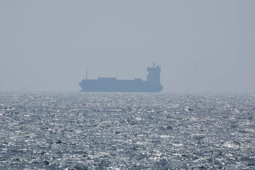 İran Hörmüz boğazını tam bağlamaqla hədələyir