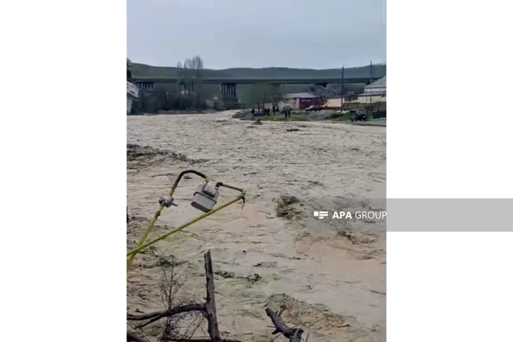 Şabranın mərkəzindən keçən çayda sel təhlükəsi yaranıb, yaşayış evlərini su basıb – FOTO