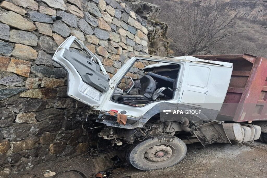 Kəlbəcərdə yük avtomobili aşıb, 3 nəfər ölüb – FOTO – YENİLƏNİB