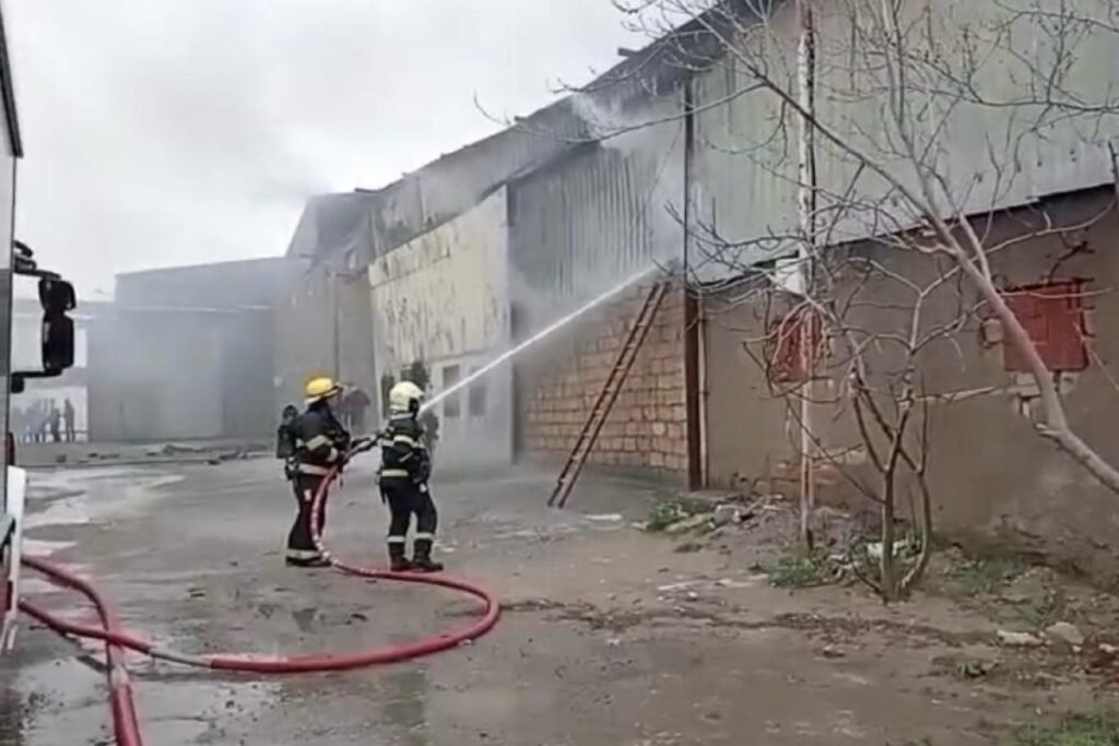 Binəqədi rayonunda anbarda yanğın başlayıb