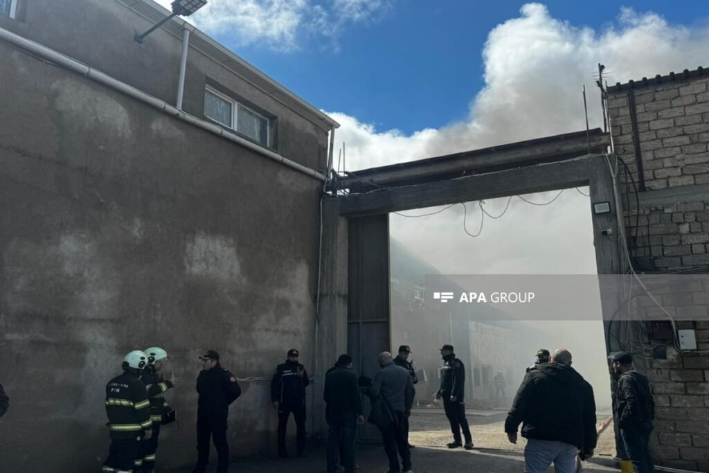 Binəqədi rayonunda mebel anbarında və sexində yanğın söndürülüb – FOTO – YENİLƏNİB-5