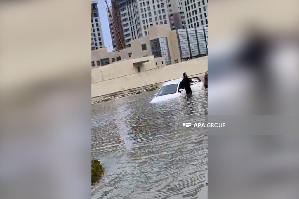 Bakı–Sumqayıt yolunda avtomobil yağış sularından yaranan gölməçəyə düşüb – VİDEO – YENİLƏNİB