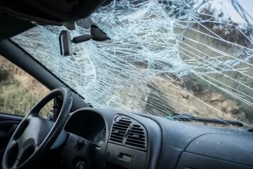 Gəncədə minik maşını mağazaya çırpılıb