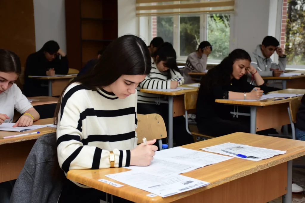 DİM buraxılış imtahanı keçirib, 4 nəfərdə mobil telefon aşkarlanıb