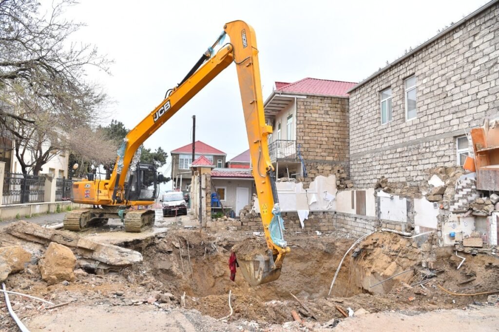 Xətaidə kollektorun üzərində tikilən ev sökülüb, xəttin bərpasına başlanılıb