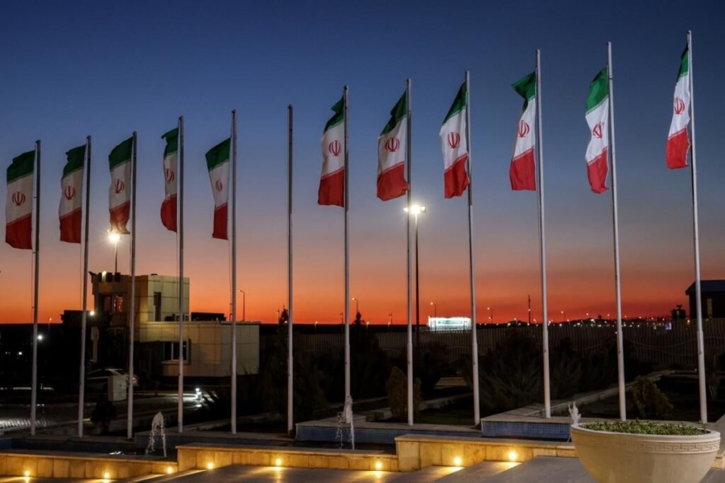 Trampın xəbərdarlığından sonra Tehran sakinləri bayraqlarla küçələrə axın ediblər