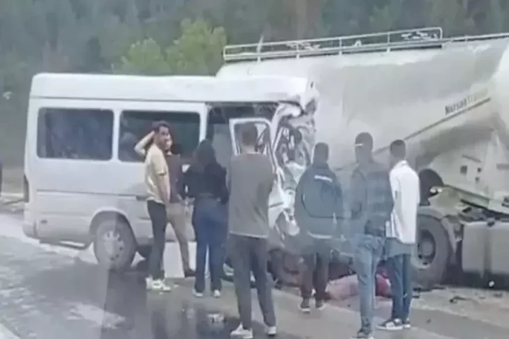 Türkiyədə mikroavtobusla TIR toqquşub, 7 nəfər ölüb, 7 nəfər yaralanıb