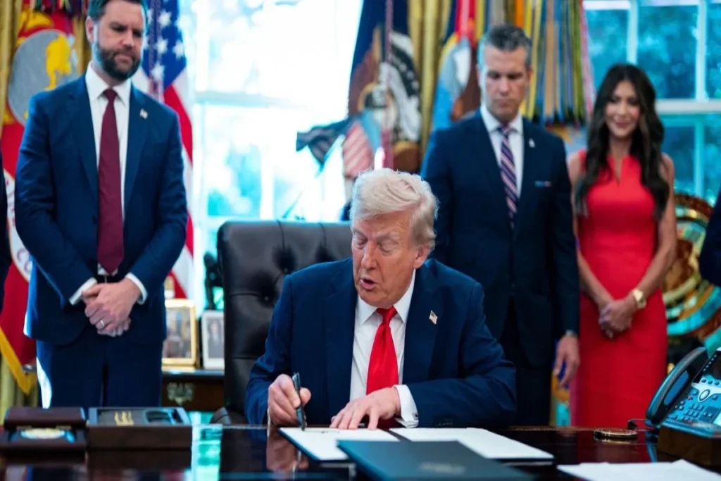 KİV: Tramp administrasiya üzvlərinə vəzifədən getməzdən əvvəl əfv vəd edib