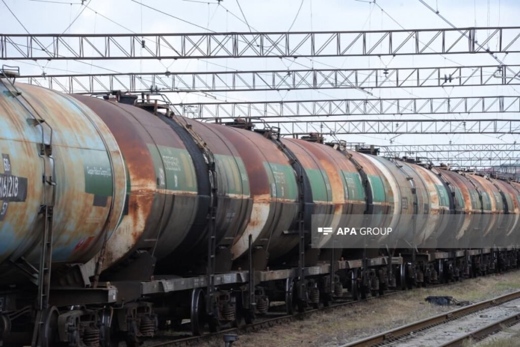 Dizel və gübrə ilə yüklənmiş qatar Azərbaycandan Ermənistana yola salınıb – FOTO – YENİLƏNİB