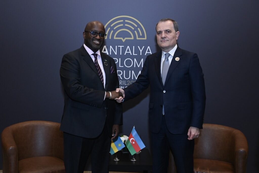 Azərbaycan və Ruanda XİN başçıları arasında regional məsələlər müzakirə olunub