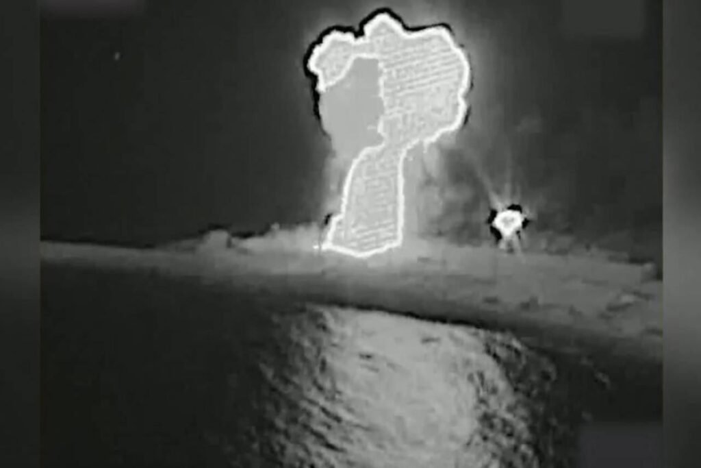 ABŞ ordusu İran bayrağı altında üzən yük gəmisini vurub