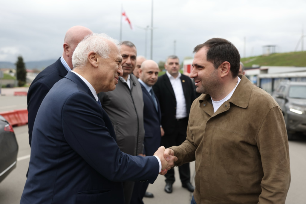 Ermənistanın müdafiə naziri Gürcüstana gedib