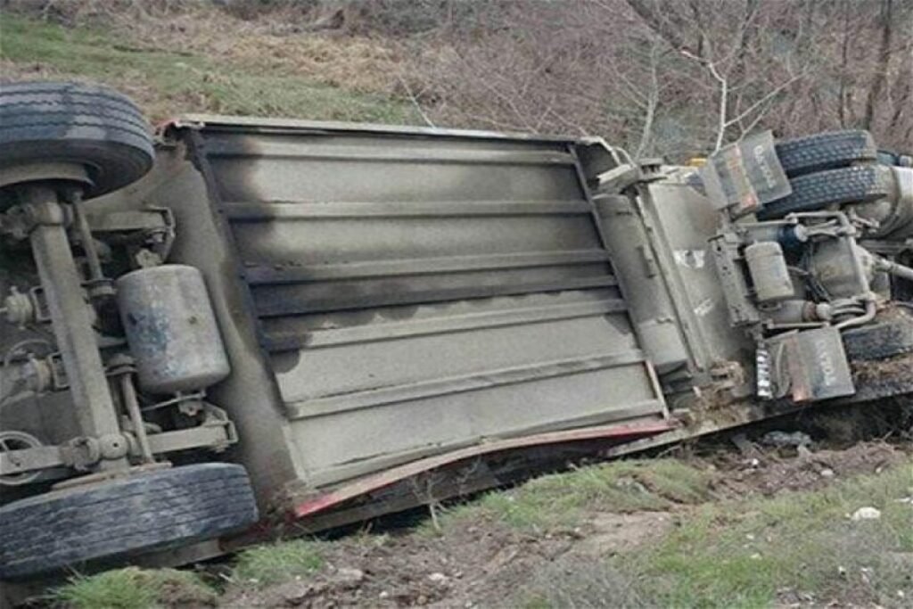 Bakı-Şamaxı avtomobil yolunda yük avtomobili aşıb