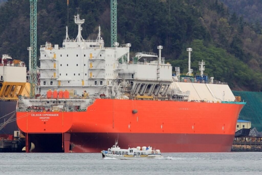 Çində ən böyük LNG tankeri istifadəyə verilib