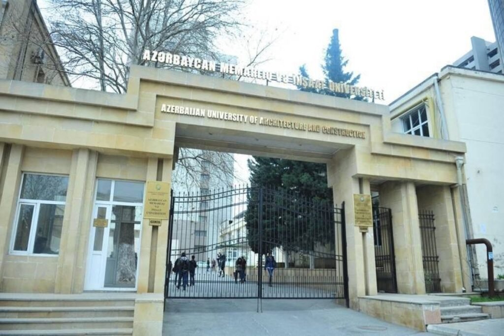 Memarlıq və İnşaat Universitetinin həyətində taxta tullantıları yanıb – YENİLƏNİB